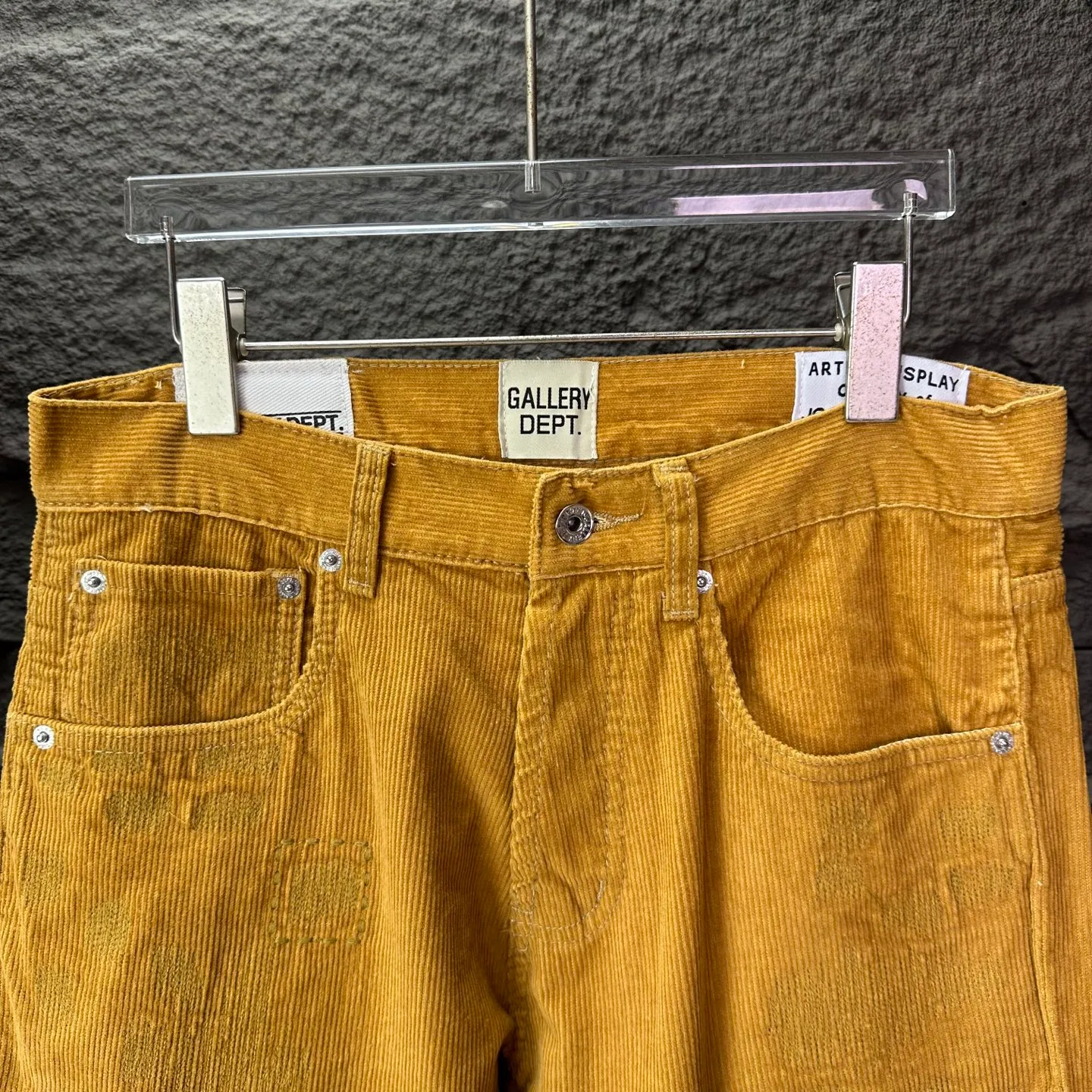 P260 GALLERY DEPT. 2025 new corduroy all-over embroidery stitching couple's style loose bootcut jeans 🔥High version🔥High version🔥 Top ceiling quality Styles with different washed textures, very friendly to people with thin legs and thick legs, the loose version of the boot very much modifies the leg shape Moderate length that never goes out of style, easy to match with casually, basic styling for various styles, a must-have in the wardrobe! The fabric is stiff but also makes the upper body soft without losing texture. The washing process is even more perfect. It is a must-have item for everyone! ! ! Washed wheat, hang tag, pants label, complete with three labels Color: ginger Size: 28, 30, 32, 34, 36 (five sizes)